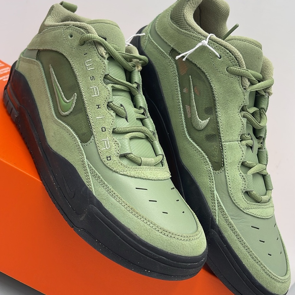 Nike Men’s Green Retro-Inspired Sneakers with Rugged Sole - Picture 6 of 16